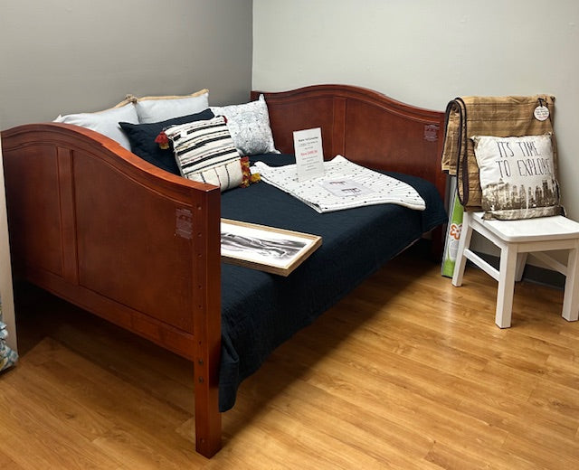 Bed full - curved in chestnut (med/med)