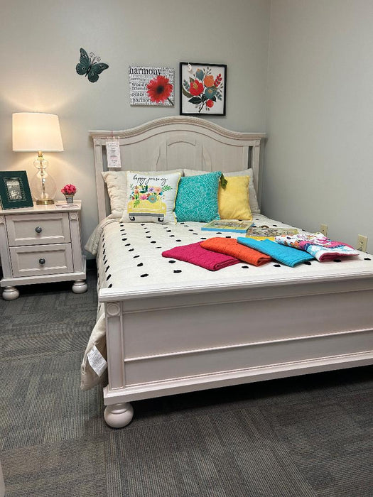 Romina Dakota Full Bed & Nightstand -  Floor Model in White Wash